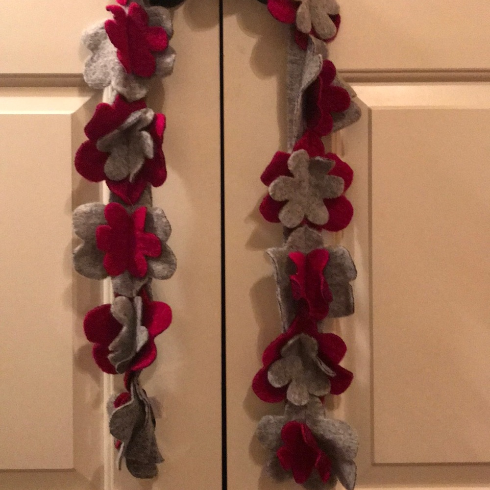 I’m selling a flower scarf!